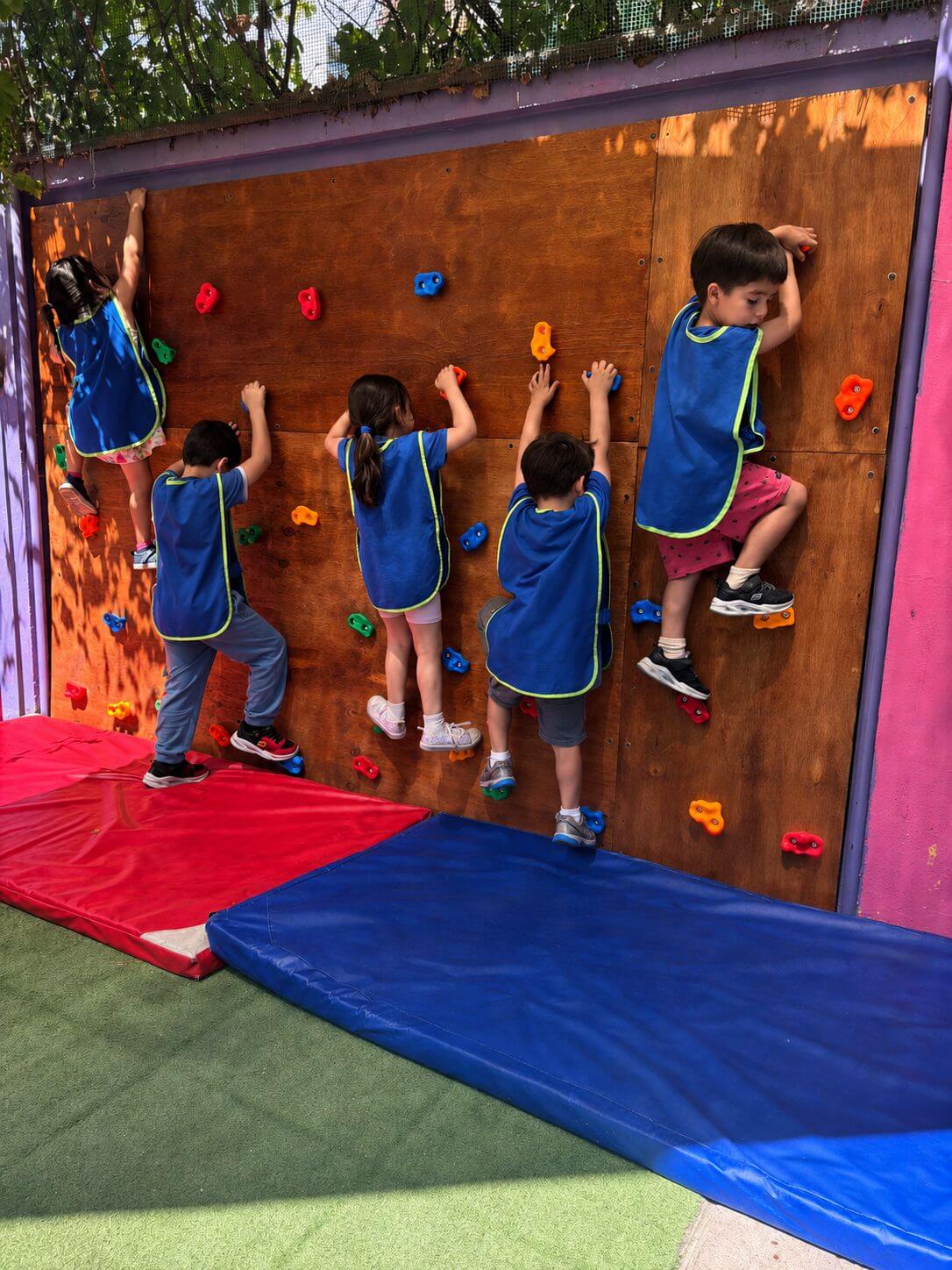 Niños y niñas participando en actividades educativas en Jardín Infantil Rukantú