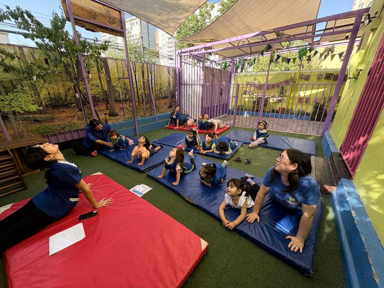 Niños y niñas explorando la naturaleza